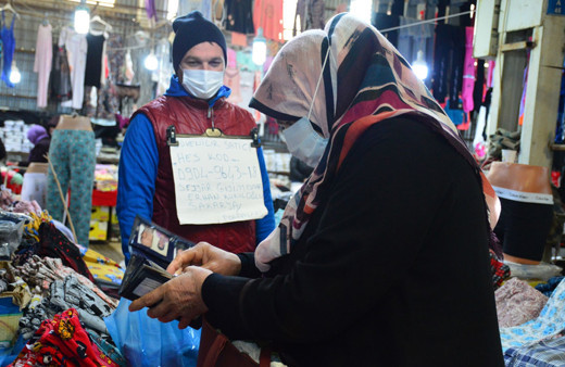 Sakaryalı pazarcı müşterilerinin güvenini kazanmak için üzerine HES kodunu yazdığı kağıt astı