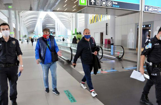 THY'de gergin dakikalar! Rus sporcular uçakta maske takmadı, para cezası kesildi