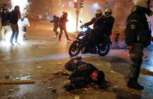 Yunanistan'da polis şiddeti protestosunda başkent Atina savaş alanına döndü