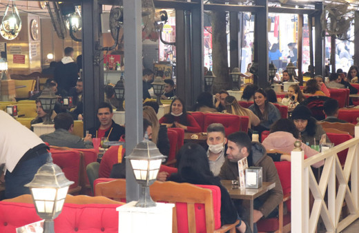 Restoranların dışı 'kırmızı' kaldıkça, içinin rengi fark etmez