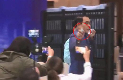 Gazeteciler şaşkına döndü! Tayland Başbakanı muhabirlere doğrultup sıktı