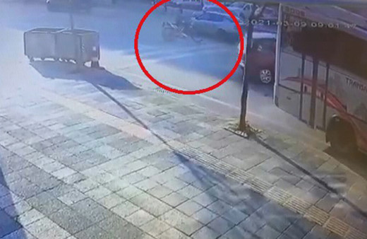 Kocaeli'de otomobile çarpmamak için manevra yapan motosikletli hayatını kaybetti