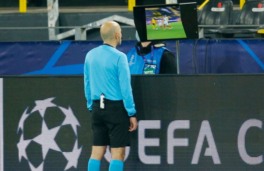 Cüneyt Çakır'dan Şampiyonlar Ligi'nde tarihi karar!