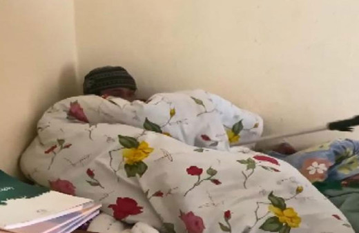 Polisler fark etti! Esenyurt'ta eve giren hırsız battaniyenin altında yakalandı