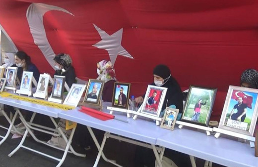 Evlat nöbetindeki aileleri tehdit eden PKK'lı Demirtaş'a acılı ailelerden tepki