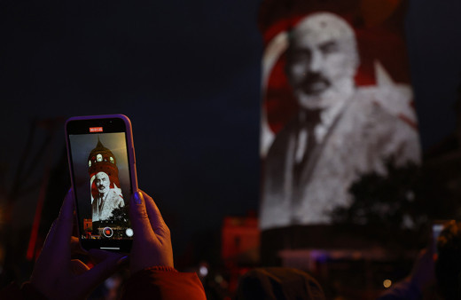 İstiklal Marşı'nın kabulünün 100'üncü yılına özel Galata Kulesi'nde video mapping gösterisi