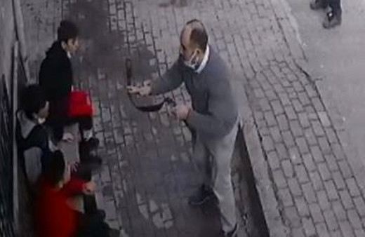 Küçükçekmece'de küçük çocuklara kemerli saldırı güvenlik kamerasında