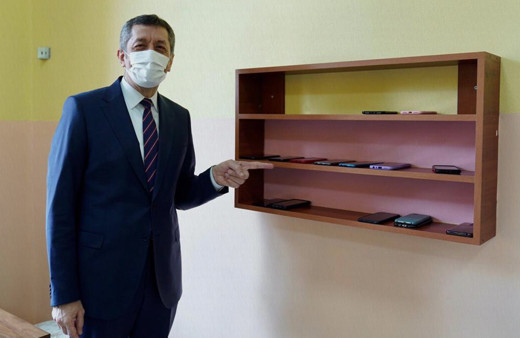 Milli Eğitim Bakanı Ziya Selçuk'tan yetişkinlere cep telefonu çağrısı