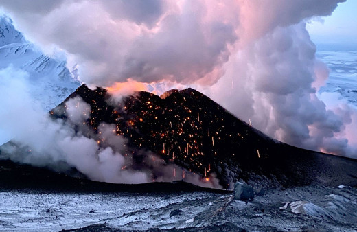 Rusya'da yanardağ patladı lavlar 7 km'ye yayıldı buzullar erimeye başladı