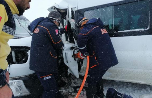 Bitlis'te iki minibüs kafa kafaya çarpıştı! 17 yaralı var