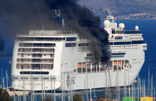 Yunanistan'da lüks cruise gemisinde yangın