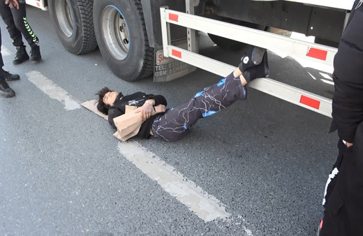 Beylikdüzü D-100'de kaykaylı genç ölümden döndü