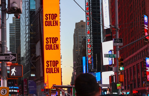 Times Meydanı'nda "Stop Gülen" ilanı! FETÖ'nün karanlık yüzü afişe edildi