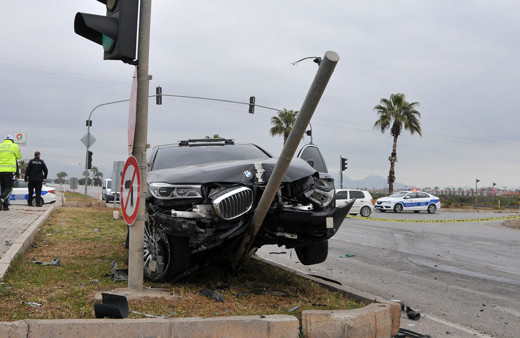 Antalya'da ünlü armatör Bilal Kadayıfçıoğlu kırmızı ışıkta geçti! Çarptığı baba ve oğlu öldü