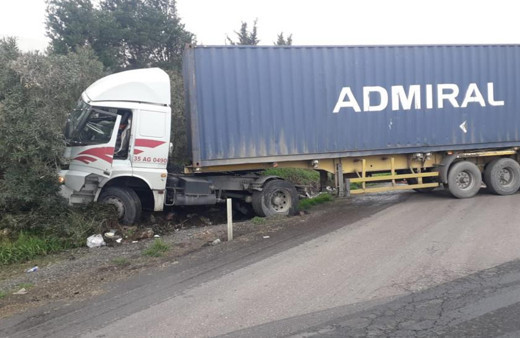 İzmir'de feci kaza! 2 TIR ve kamyon birbirine girdi: Faciadan dönüldü