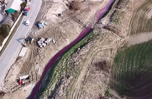 Arnavutköy'deki "kırmızı dere"de ilk tespit! "Yağmur suyu kanalıyla boşaltılmış"