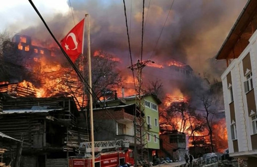 Artvin Yusufeli'nde büyük yangın! Dereiçi köyünde 50 ev birden yanıyor panik büyüyor