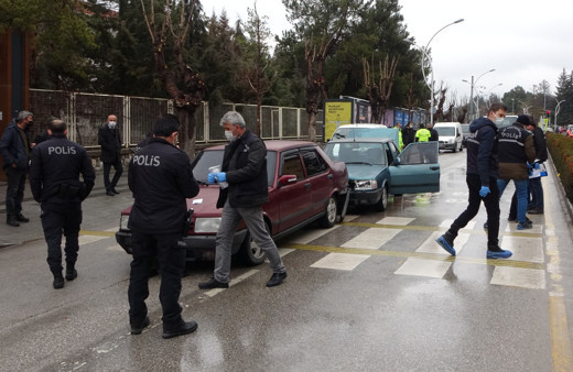 Çorum'da boşanma davasından çıkan koca eşinin bulunduğu otomobile ateş açtı