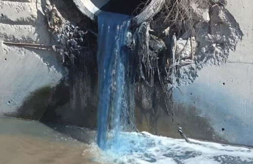 Esenyurt'ta dere mavi aktı! Arnavutköy'de de kırmızı akmıştı