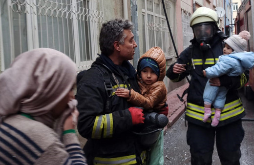 Konya'da alevler daireyi sardı! 8'i çocuk 10 kişi hastanelik oldu