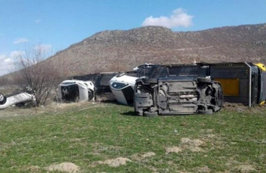 Hepsi sıfır kilometreydi! 7 lüks cip oyuncak araba gibi tarlaya savruldu