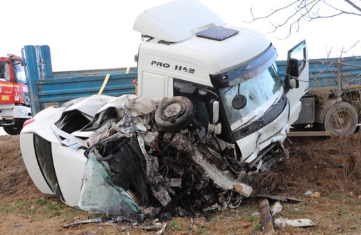 Denizli'de korkunç kaza! Otomobil TIR'la çarpıştı hurdaya döndü