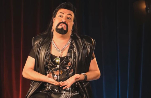 Kobra Murat canlı yayında şiir okurken peruğunu çıkardı