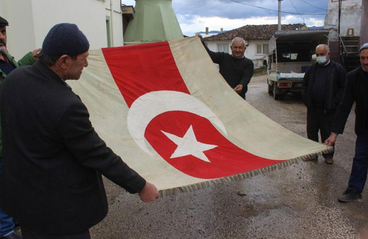 Bursa'da köylüler dedelerinden kalan 300 yıllık bayrağa gözleri gibi bakıyor