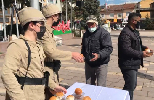 Tokat'ta asker kıyafetli 15 yaşındaki çocuklar, halka üzüm hoşafı dağıttı