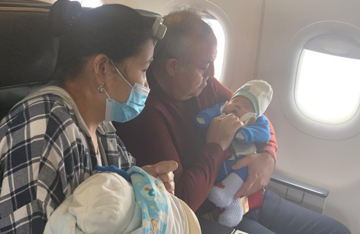 AK Parti Milletvekili Recep Şeker'den uçakta rahatsızlanan bebeğe hayati dokunuş