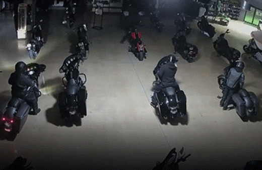 ABD'de en pahalı motosikletleri 2 dakikada böyle çaldılar