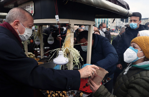 Cumhurbaşkanı Erdoğan, kestane ve mısır satın alıp vatandaşlara ikram etti