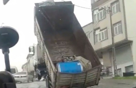 Yokuş yukarı giden kamyon yükü ağır gelince şaha kalktı