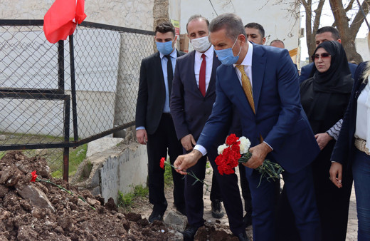 TDP Genel Başkanı Mustafa Sarıgül Kilis'te roket düşen alana karanfil bıraktı