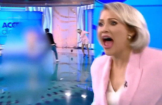 Romanya’da sunucu Mirela Vaida, canlı yayında çıplak bir kadının saldırısına uğradı