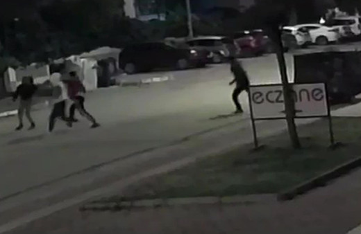 Antalya'da kağıt toplayan gencin dövülüp motosikletinin yakılma anı kamerada