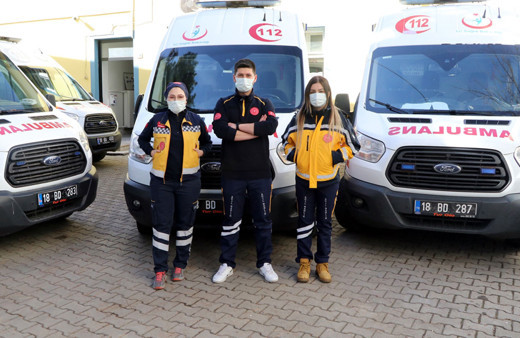 Acil tıp teknisyeni ve teknikerleri Kovid-19 salgınında yoğun mesaide