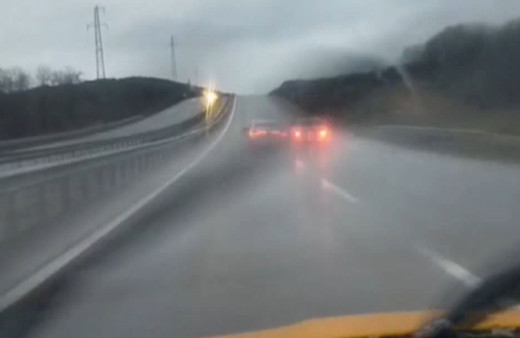 Şile'de boş yolda tehlikeli inatlaşma! Araçlarını birbirine çarptırarak ilerlediler