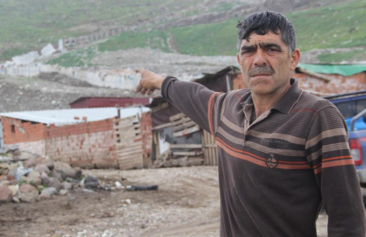 Eve girenlerin başı döndü! İzmir'de dağ yürümeye başladı halk şaşkına döndü