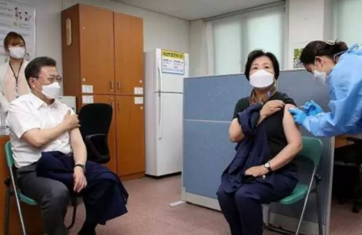 Güney Kore Cumhurbaşkanı Jae-in ve eşi Astrazeneca'nın koronavirüs aşısınıoldu