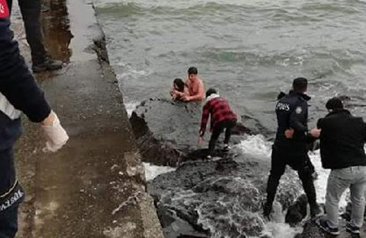 Trabzon'da denize düşen kızı bekçi kurtardı o anlar kamerada