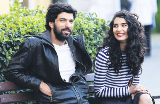 Sefirin Kızı'nın başrolü Engin Akyürek ısrarlara dayanamadı binler akın etti