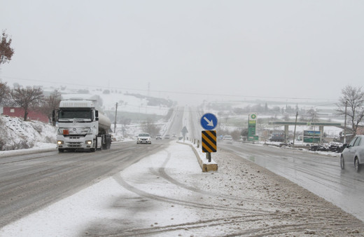 Manisa'da kar sürprizi! 4 ilçede hayat felç oldu