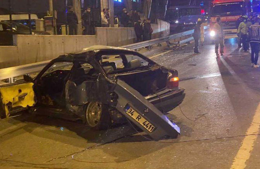 Beylikdüzü D100 Karayolu'nda trafik kazası: Otomobilden fırlayan 1'i kadın 2 kişi yaralı