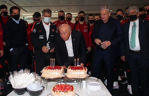 Nihat Özdemir'e doğum günü sürprizi