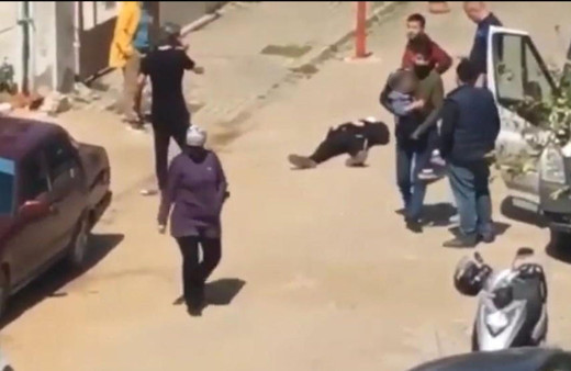 Aydın'daki kadın cinayetinin görüntüleri! Küçük kızı vatandaşlar uzaklaştırdı