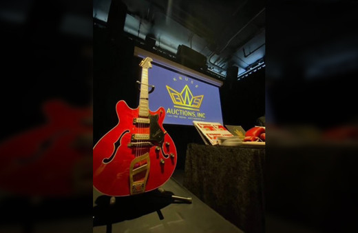 Elvis Presley'in gitarı rekor fiyata satıldı