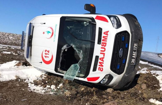 Kars’ta hasta almaya giden ambulans takla attı: 3 yaralı