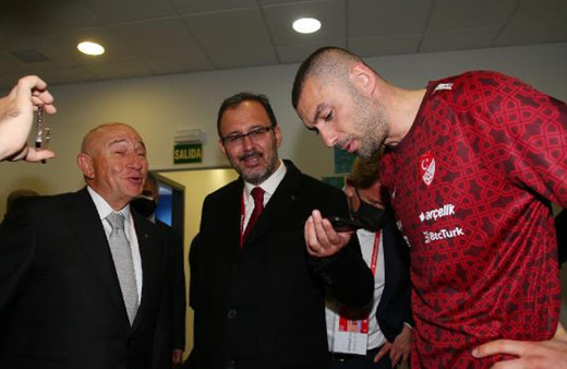 Cumhurbaşkanı Erdoğan A Milli Futbol Takımı'nı telefonla arayıp tebrik etti