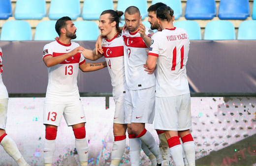 UEFA'dan tribünlere dönüş adımı